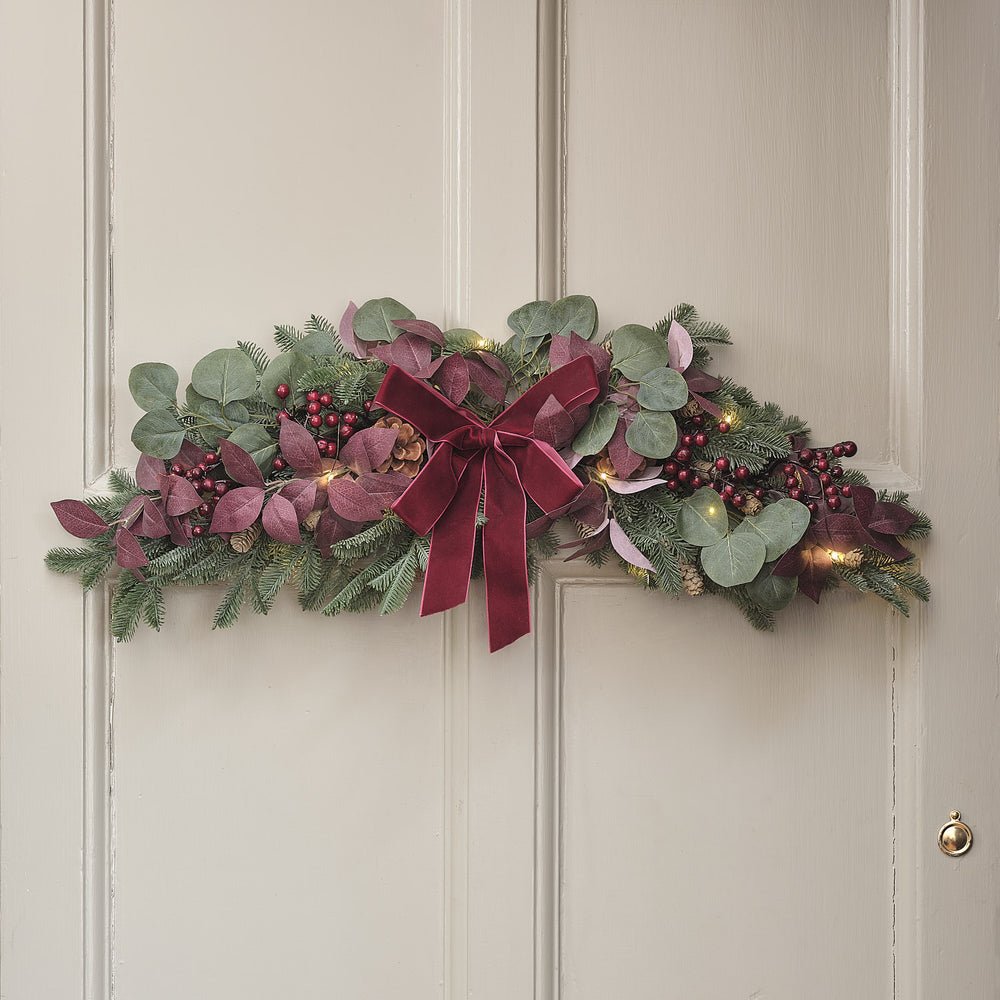 70 cm langes Weihnachtsgesteck mit künstlichen Tannenzweigen, roten Beeren, Tannenzapfen und großer roter Samtschleife