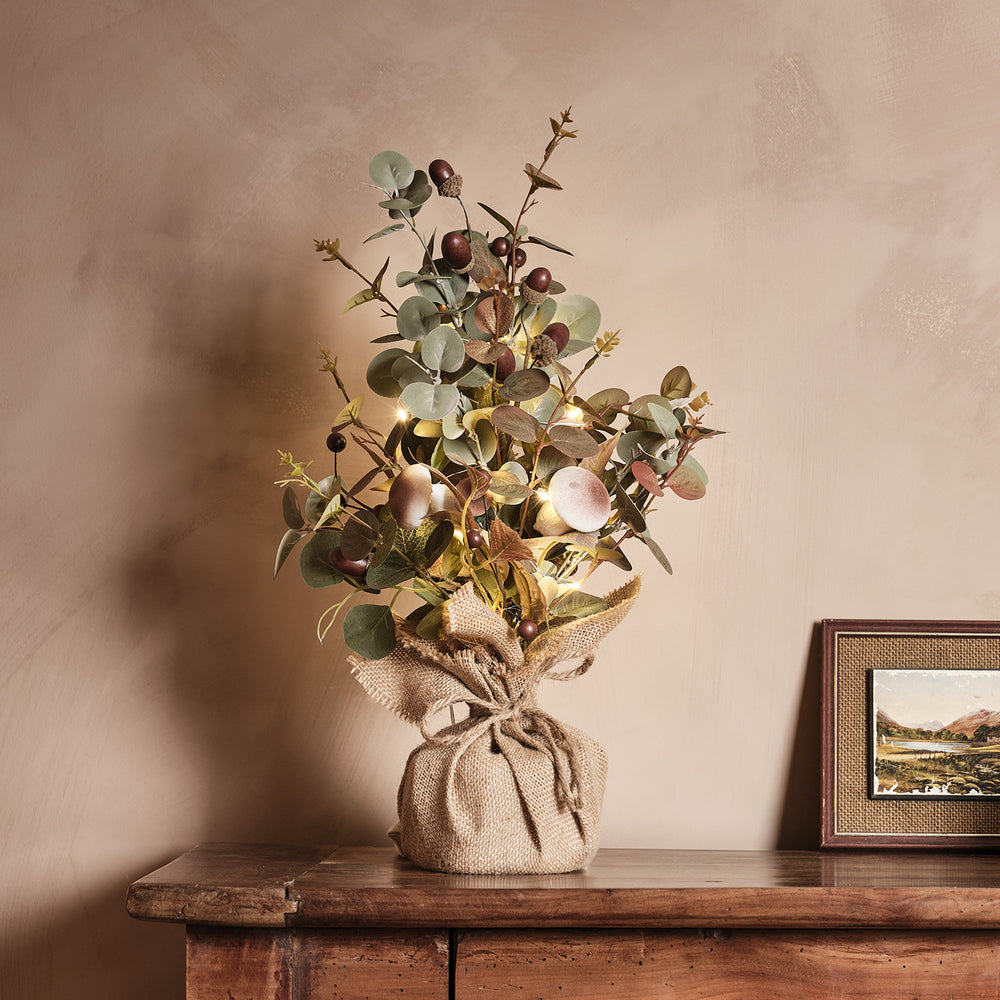 50cm hoher Herbstbaum mit Eukalyptus, Eicheln und braunen Pilzen in Jutebeutel mit Lichterkette