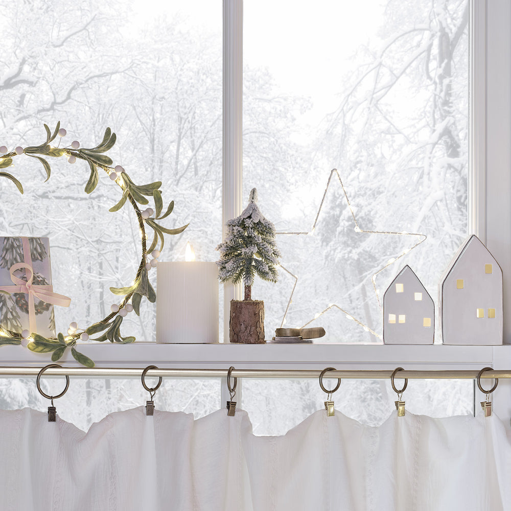 Weihnachtliche Fensterdeko mit LED-Mistelzweig-Kranz, Kerze, Mini-Tannenbaum und beleuchtetem Stern