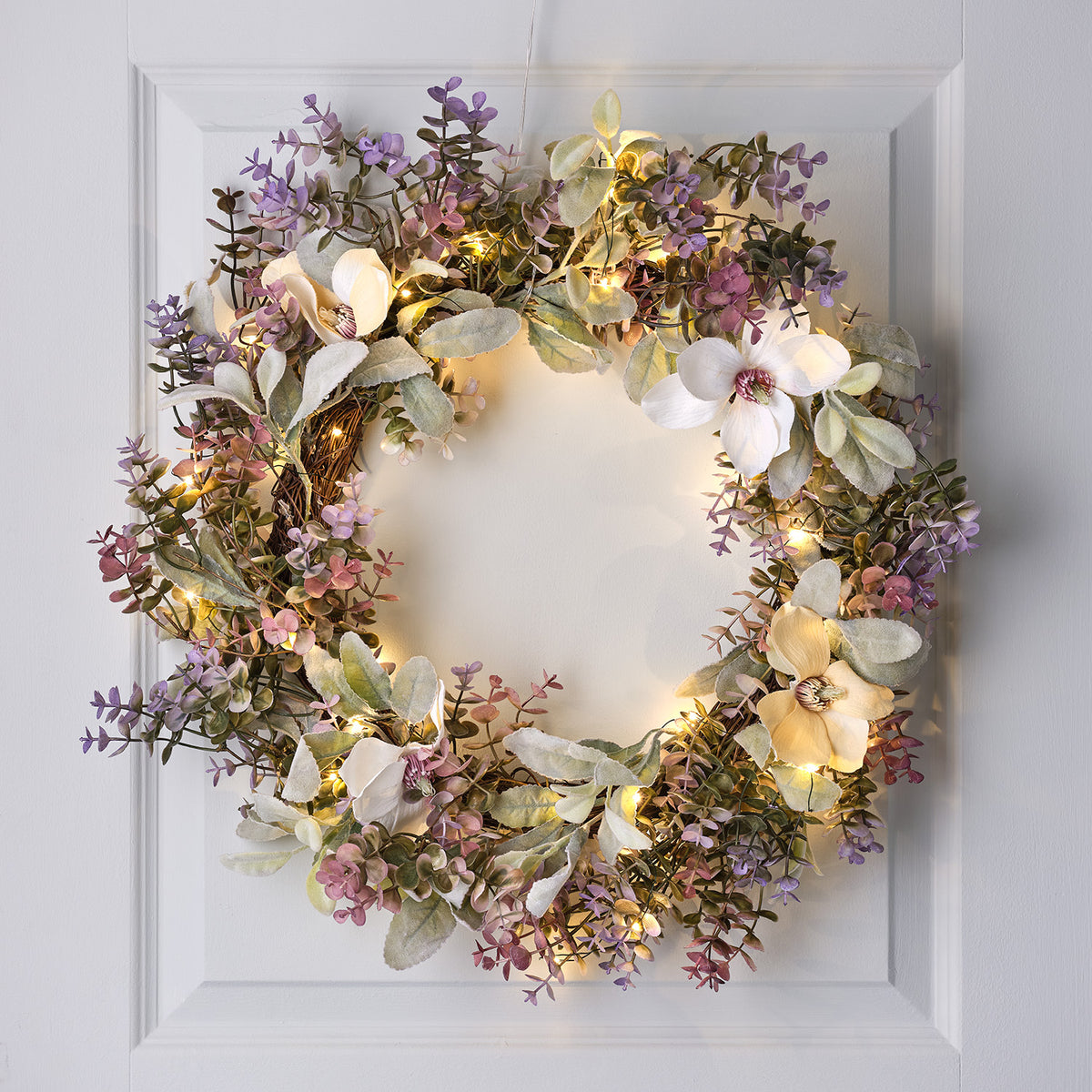 Frühlingskranz mit künstlichen Blättern und Blumen in Flieder, Salbei, Rosa und Creme mit warmweißen Micro-LEDs