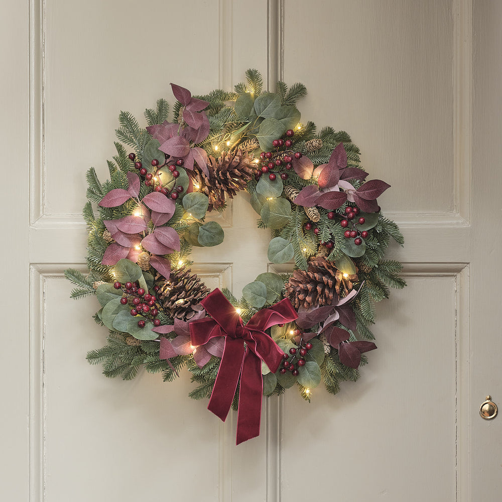60 cm Weihnachtskranz mit roten Schleifen, Tannenzapfen, grünen und roten Blättern, beleuchtet mit warmweißen LEDs