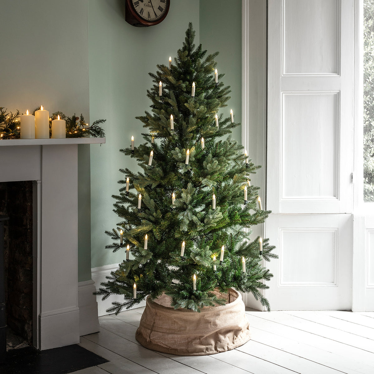 Weihnachtsbaum mit 10 warmweißen LED-Kerzen in elfenbeinfarbenem Design in einem Raum