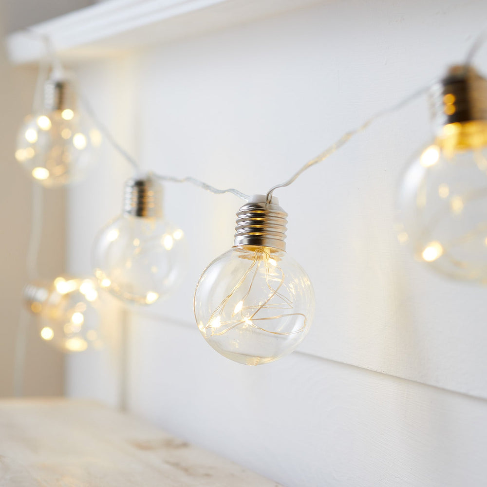 Batteriebetriebene Mikro-Lichterkette mit 10 warmweißen LED-Glühbirnen an silbernem Kabel