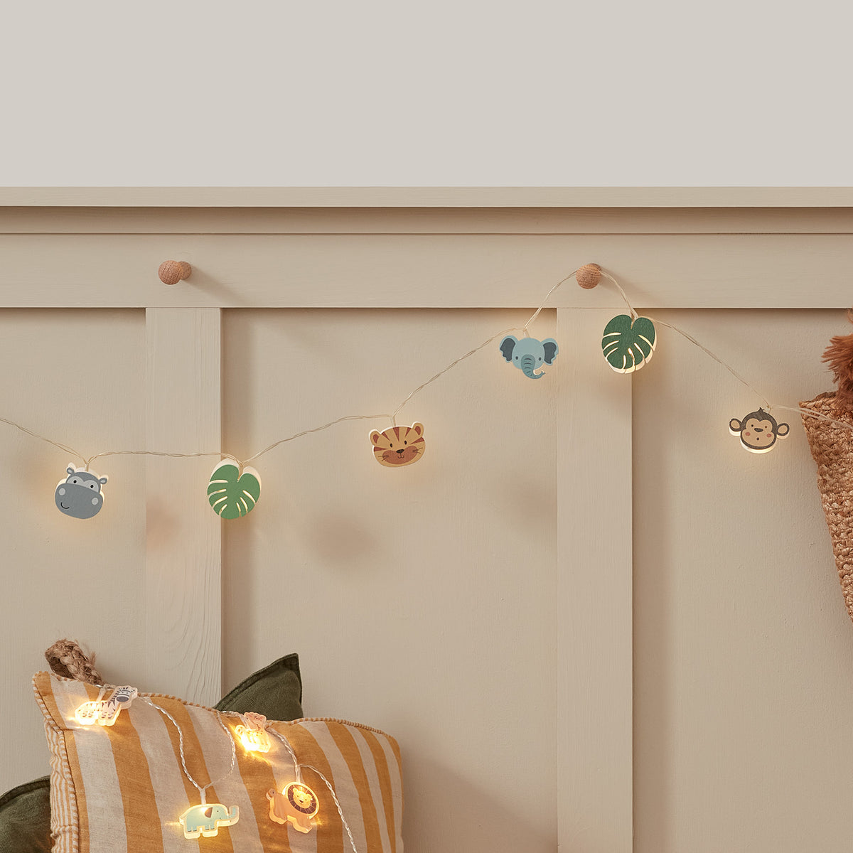 Safari Lichterkette mit Holzfiguren Nilpferd, Blätter, Tiger, Elefant und Affe an Wand befestigt