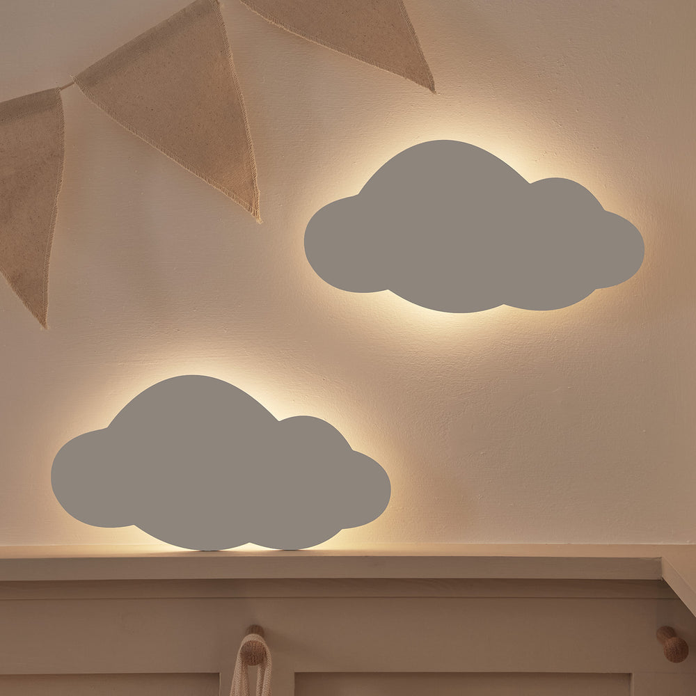Zwei Wolken-Nachtlichter mit warmweißem Licht an Wand und Regal beleuchtet
