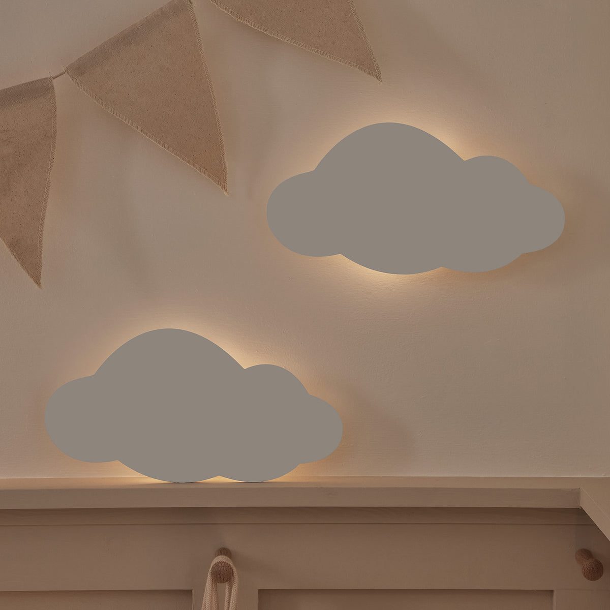 Rückseite eines Wolken-Nachtlichts mit USB-Anschluss auf Teppich liegend