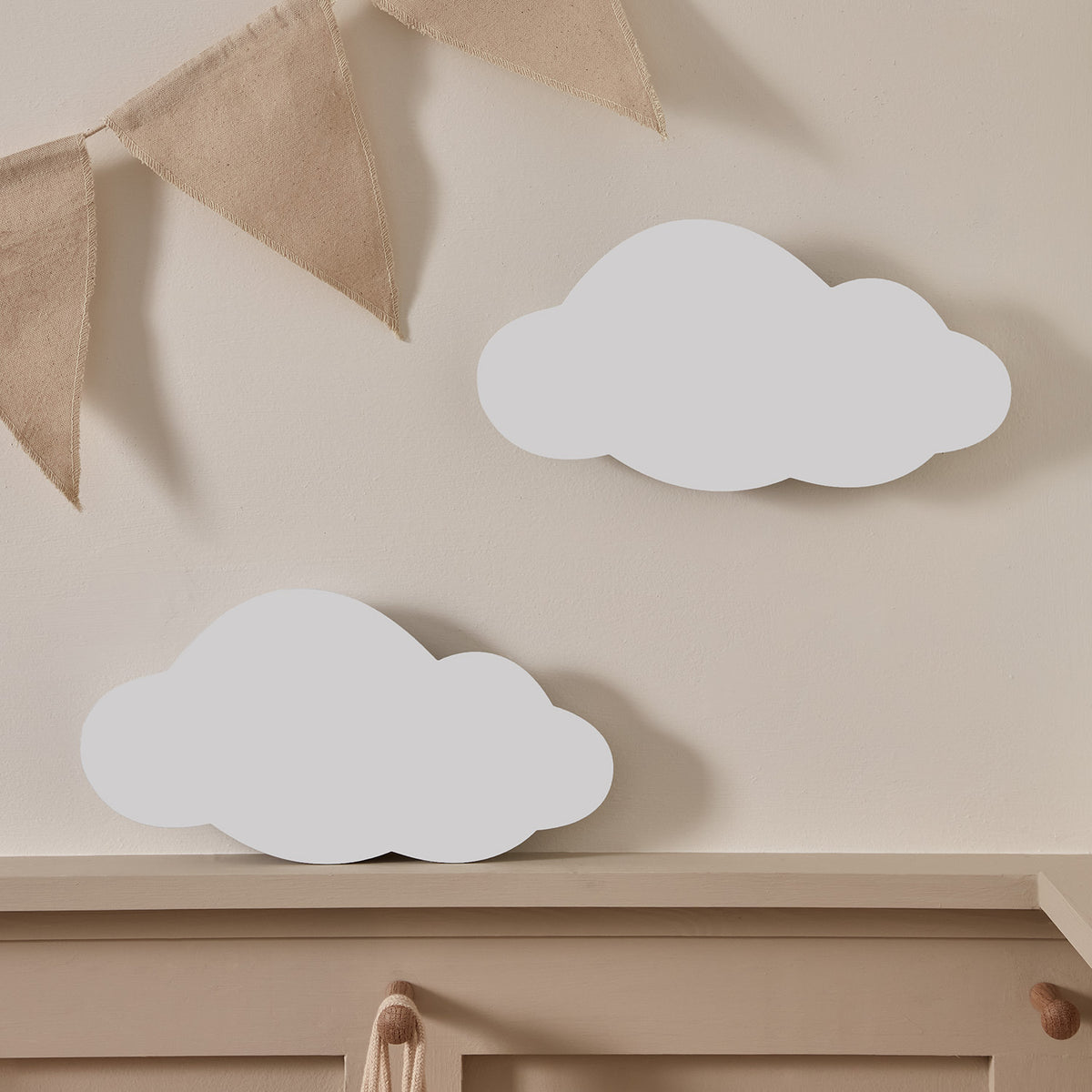 Zwei weiße Wolken-Nachtlichter, eines an der Wand hängend, eines auf einem Holzregal stehend