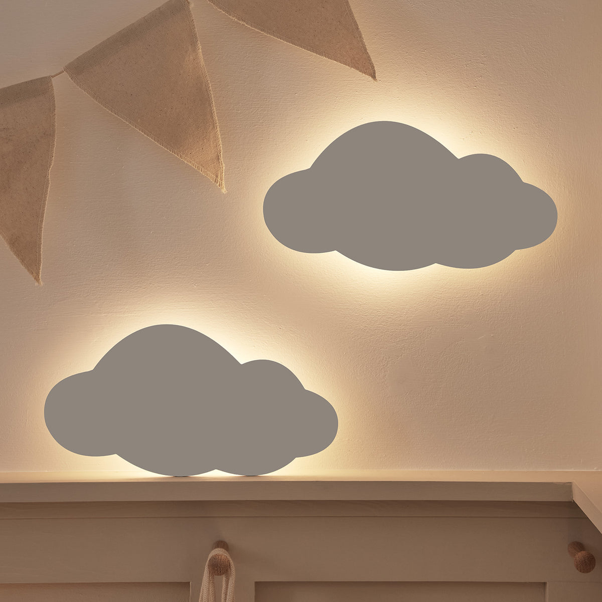 Zwei weiße Wolken-Nachtlichter ohne Beleuchtung an Wand und Regal