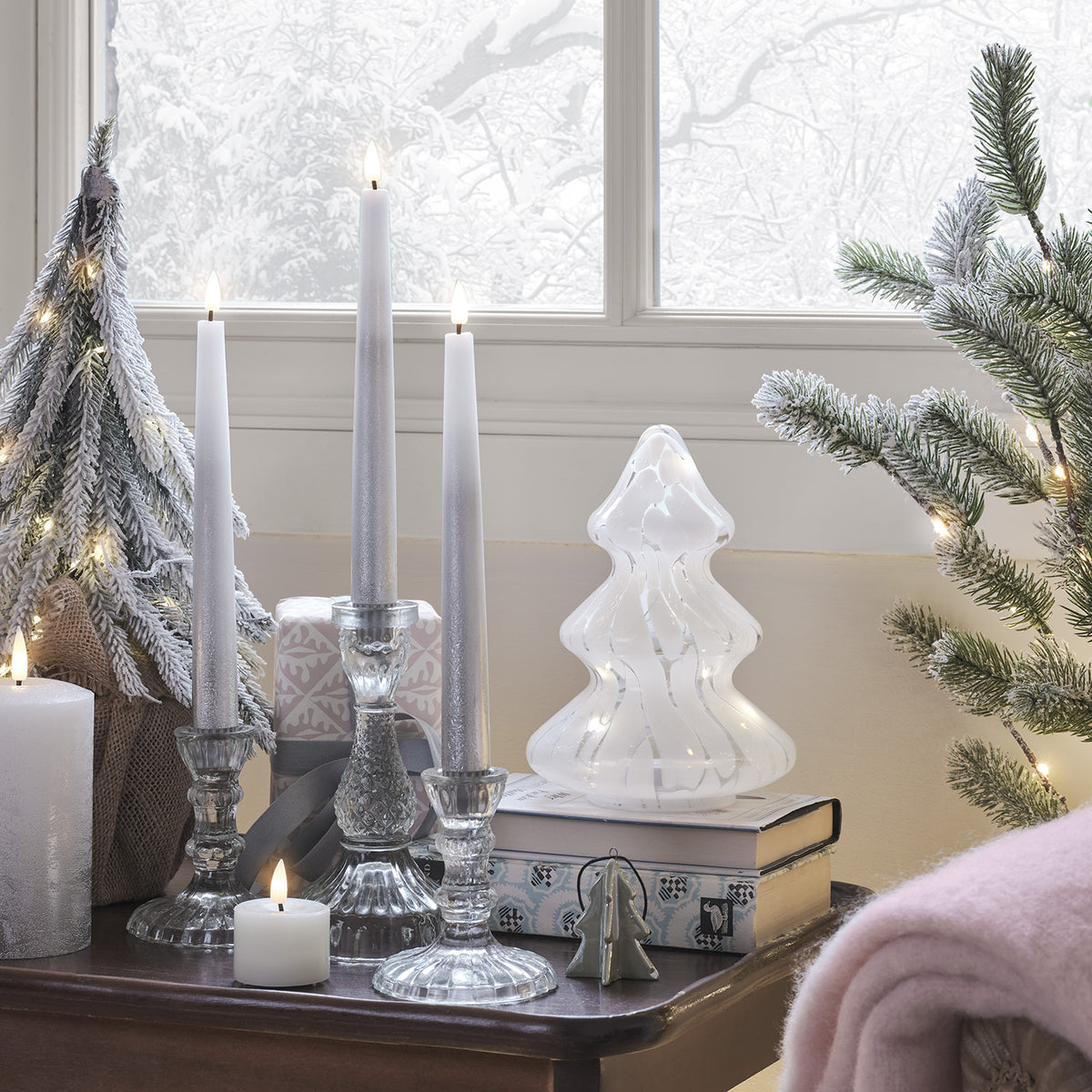 Fensterbank mit LED Glas Tannenbaum, Kerzen in Glasleuchtern und winterlicher Dekoration