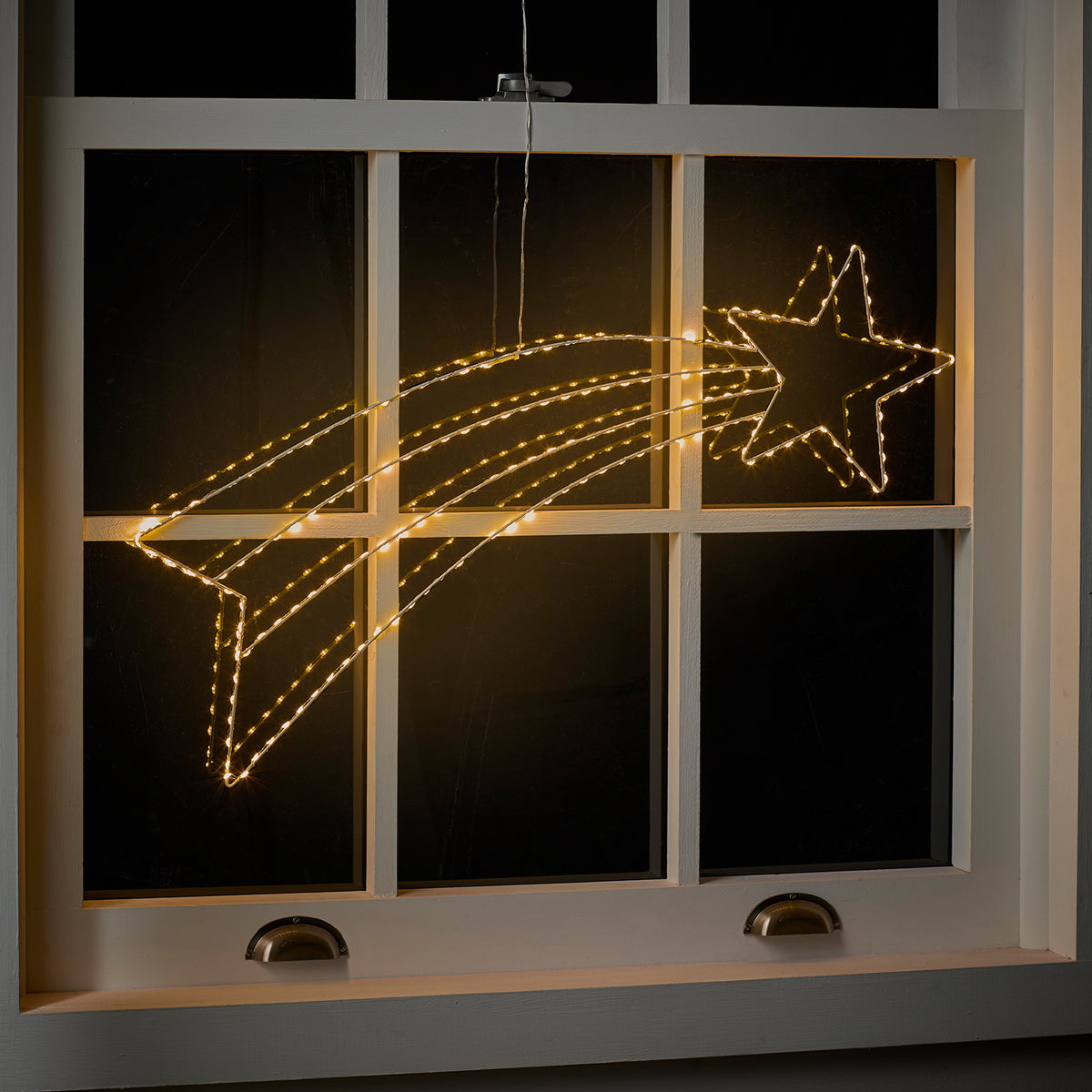 Micro LED Sternschnuppe leuchtet am Fensterrahmen bei Nacht