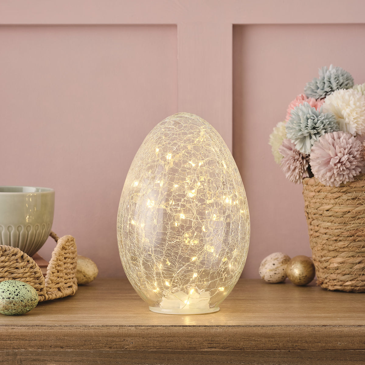 Leuchtendes Glasosterei mit Crackle-Effekt und warmweißen LEDs auf Holzfläche