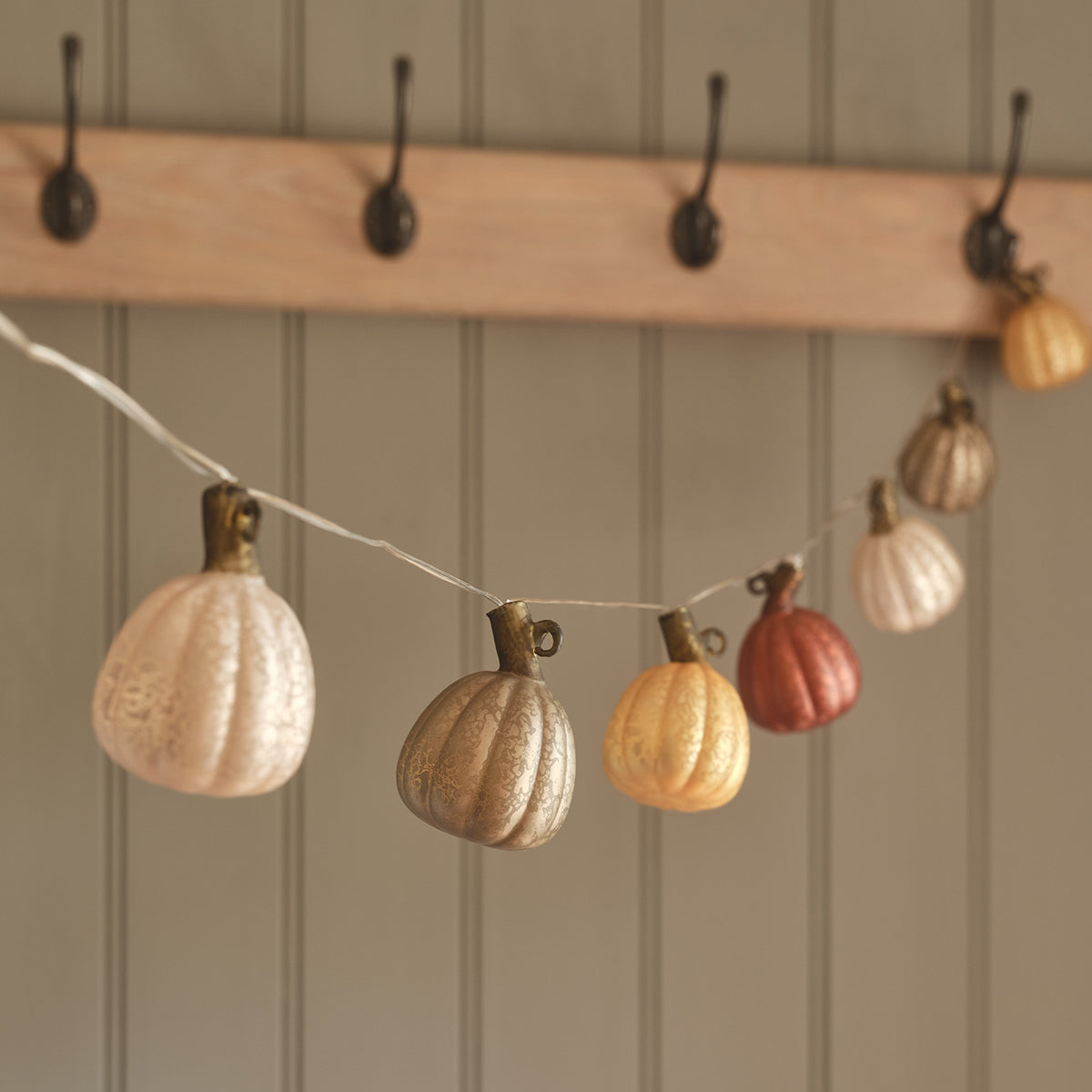 LED Lichterkette mit acht Kürbissen in verschiedenen matten Herbstfarben aus Glas