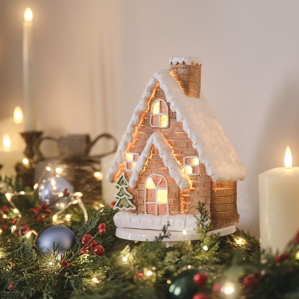 Keramik-Lebkuchenhaus mit Schnee auf Dach und Schornstein, warmweiße LED-Beleuchtung, Weihnachtsdeko