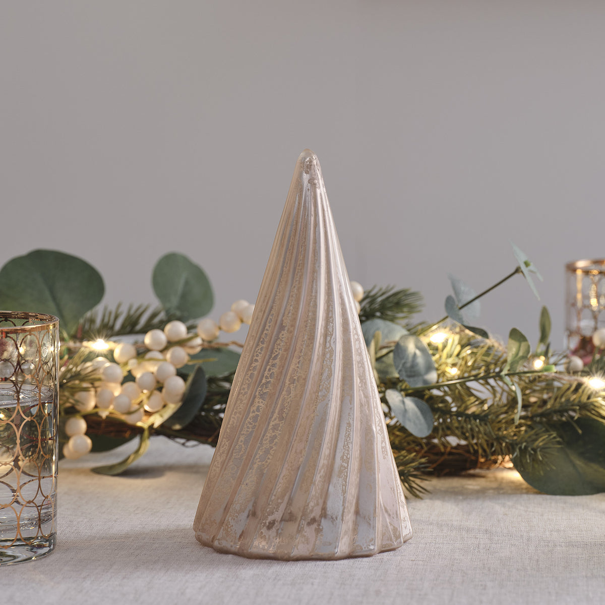 LED-Weihnachtsbaum aus Glas ohne Beleuchtung mit sichtbarem Quecksilber-Effekt vor Weihnachtsdeko