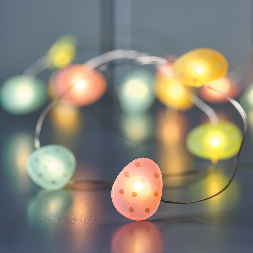 Bunte LED-Ostereier-Lichterkette mit warmweißen Mikrolichtern auf dunklem Untergrund