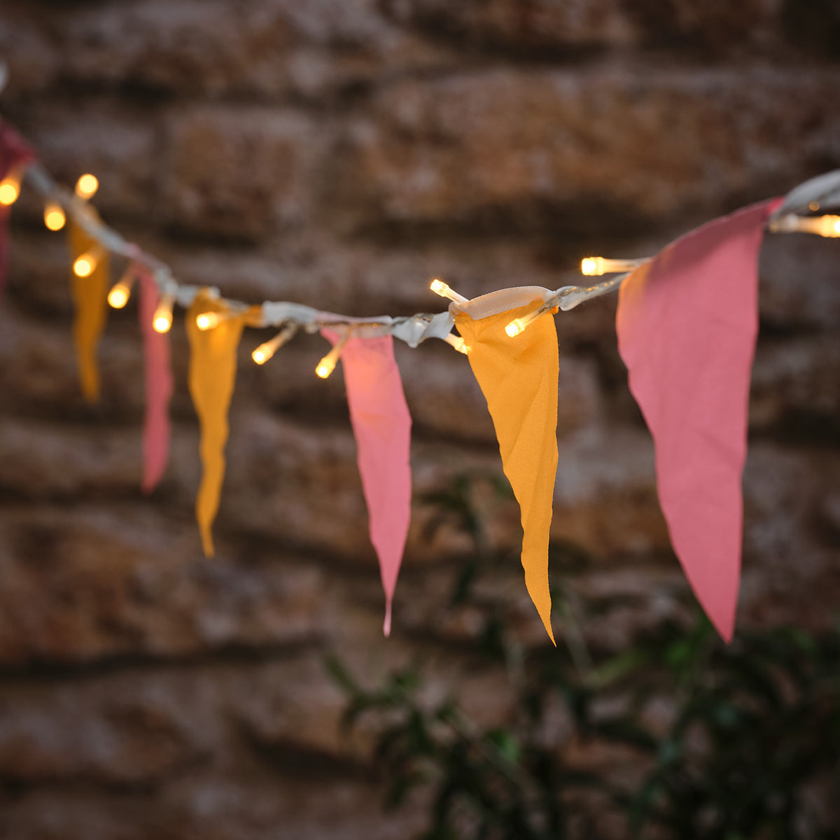 Lichterkette mit Frühlingsfähnchen