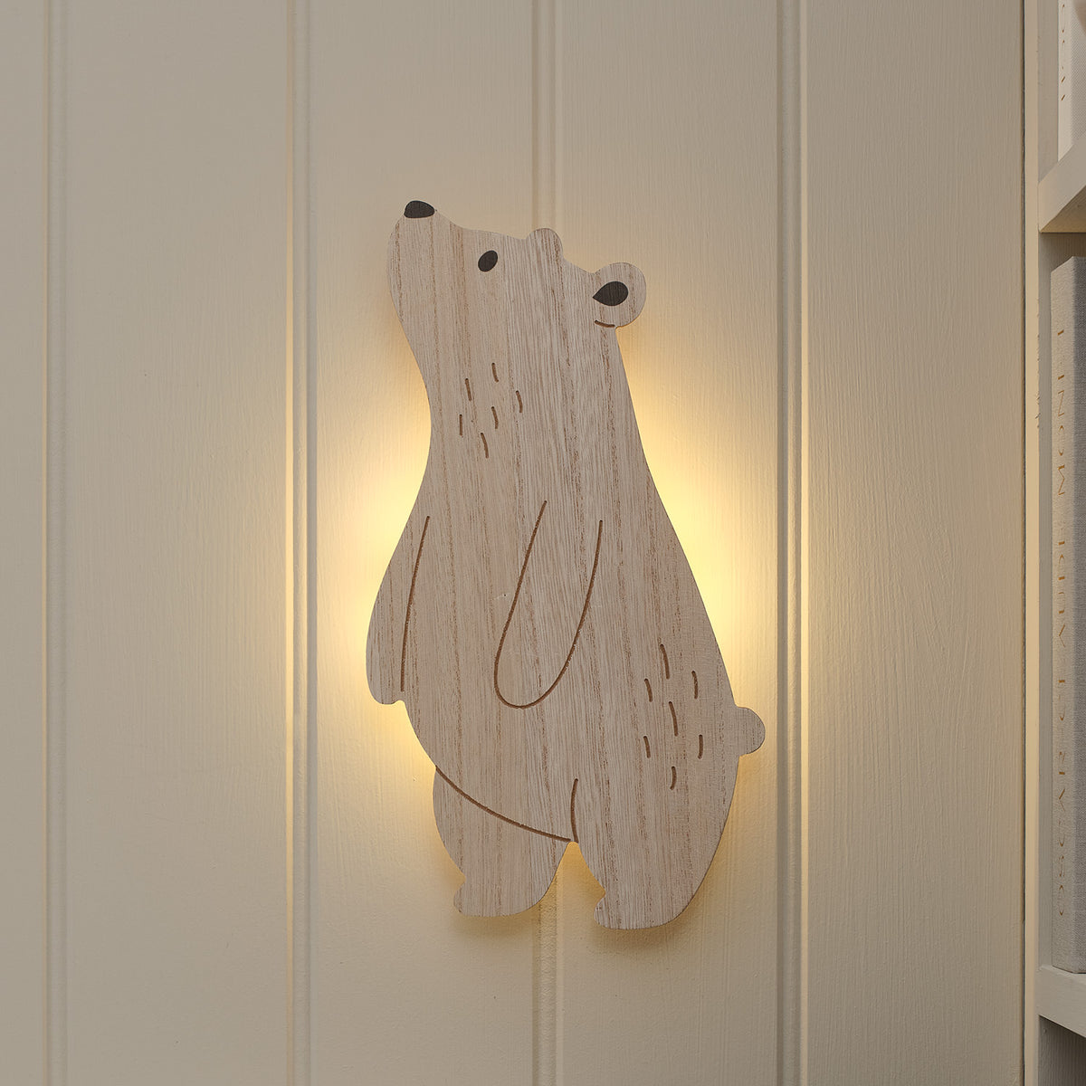 Wandlicht Träumbär aus Holz mit warmweißem Licht an heller Wand