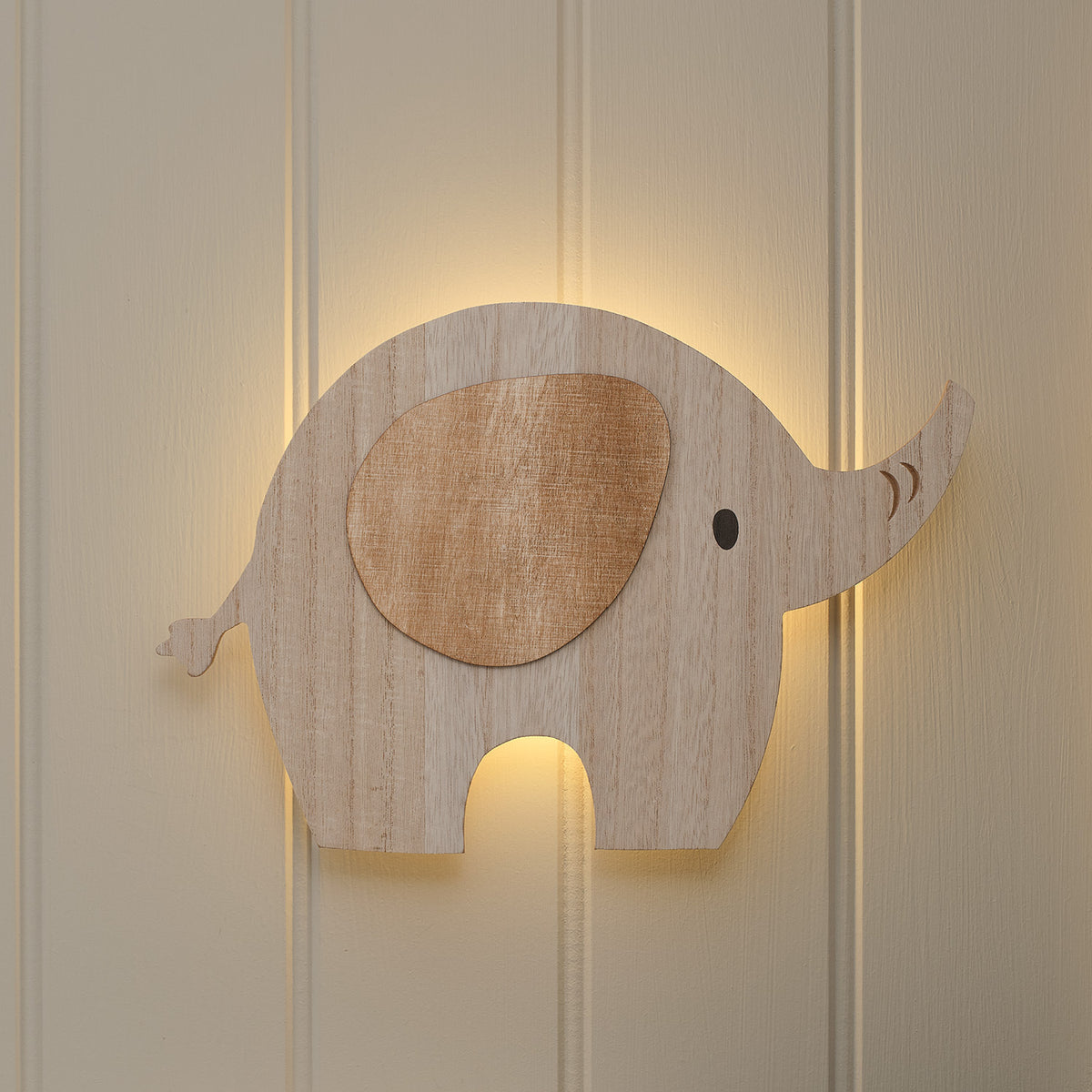 Wandlampe in Form eines Elefanten aus Holz mit warmweißem Licht hinter der Silhouette