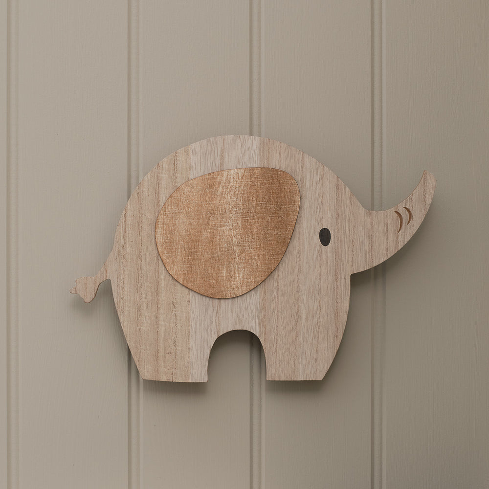 Elefanten-Wandlampe aus Holz ohne Beleuchtung an einer hellen Wand