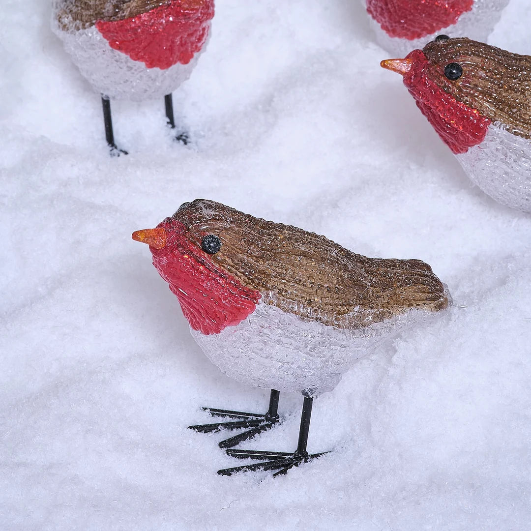 LED-Rotkehlchen-Figur im Schnee, Detailansicht mit rotem Brustgefieder.