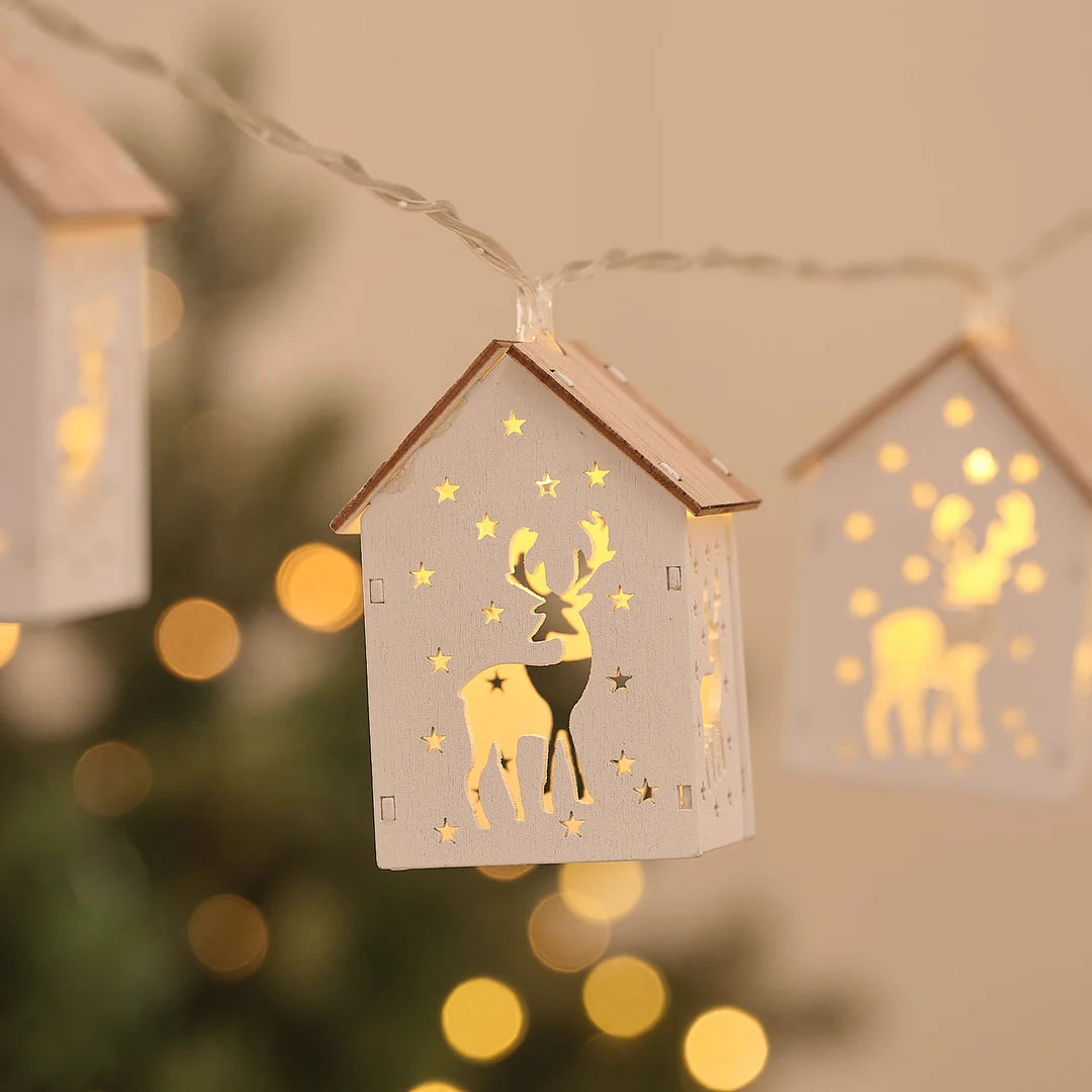 Detailansicht eines Häuschen-Anhängers mit Rentiermotiv an Lichterkette.