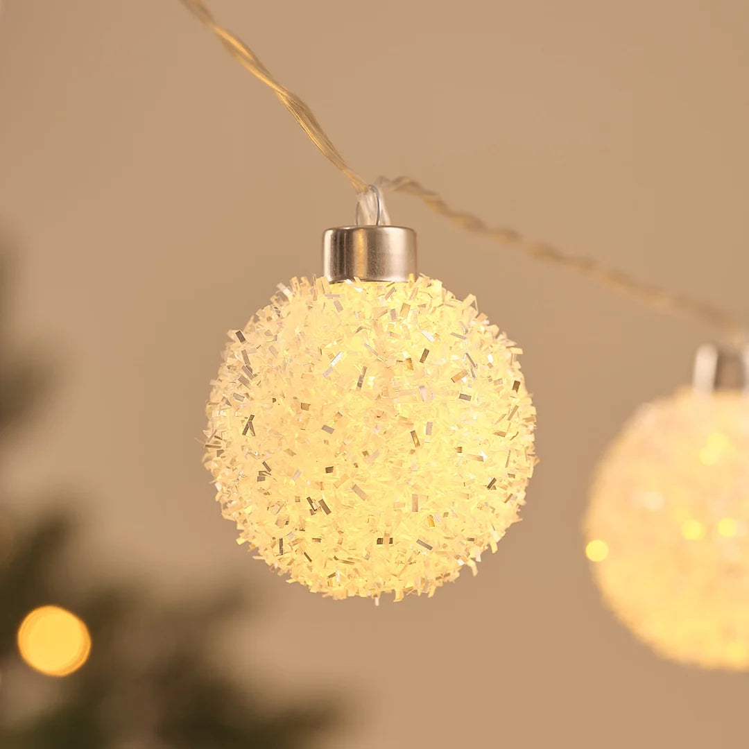 Detailansicht einer warmweißen strukturierten LED-Kugel an Lichterkette.