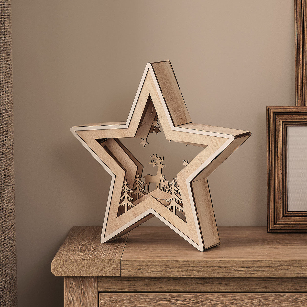 Seitliche Ansicht der LED-Holzsilhouette Stern mit Rentiermotiv und warmweißer Beleuchtung