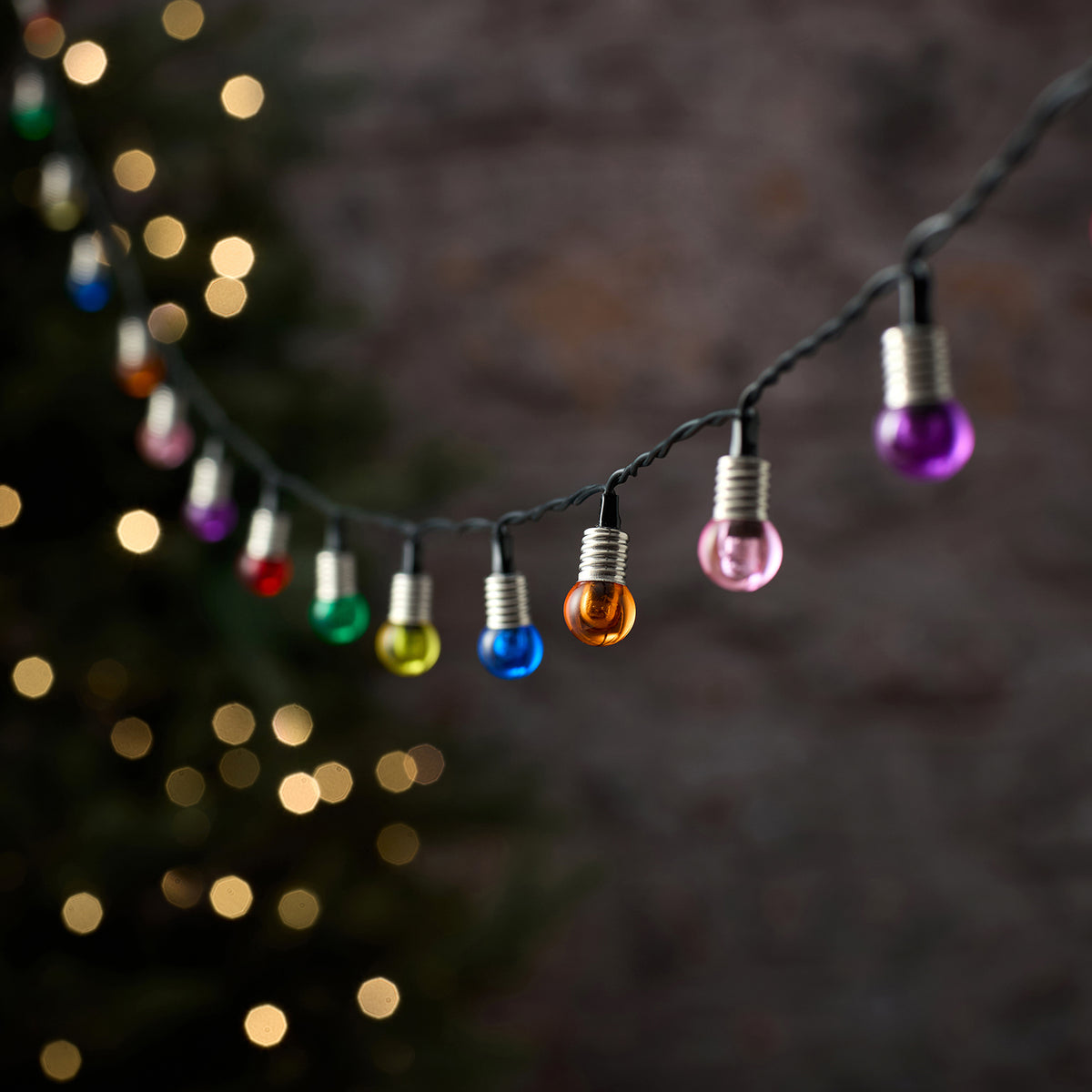 Bunte LED-Kugel-Lichterkette mit farbigen Kugeln in Reihe an schwarzem Kabel