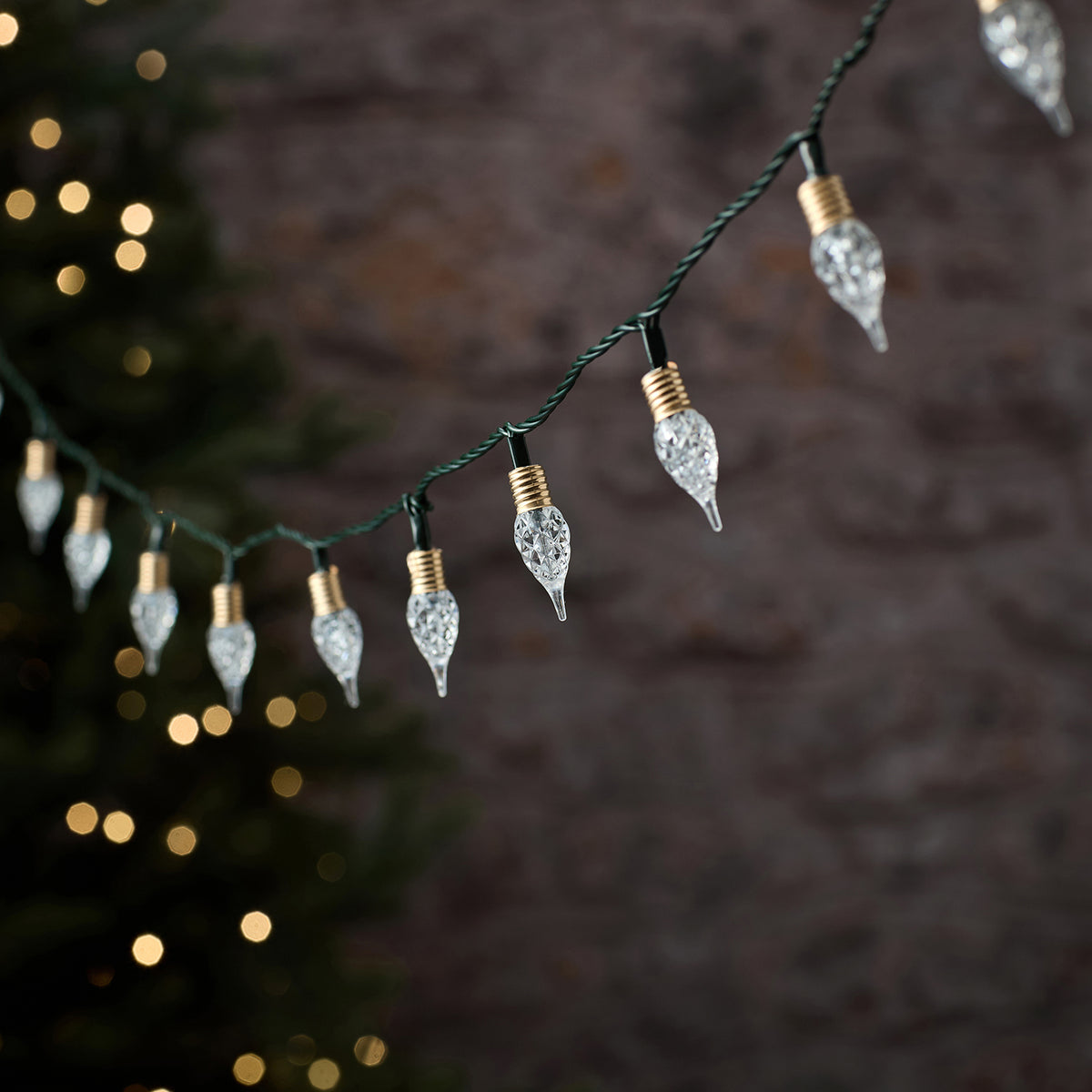 LED-Lichterkette mit klaren, unbeleuchteten facettierten Tropfen an schwarzem Kabel
