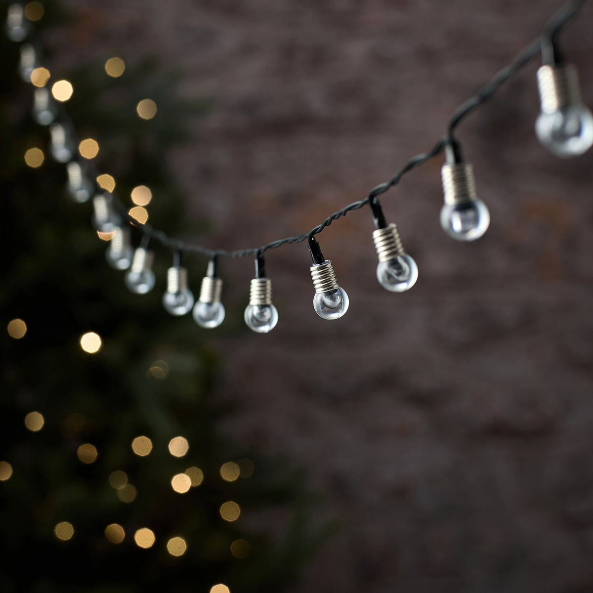 LED-Lichterkette mit klaren Kristallkugeln und schwarzem Kabel ohne Beleuchtung