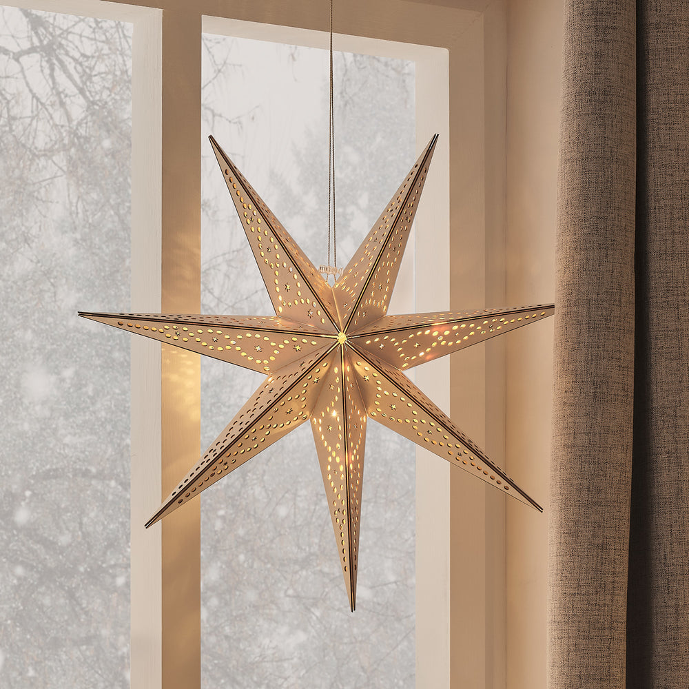 Hängender sechsstrahliger LED-Holzstern mit warmweißem Licht vor Fenster und Vorhang