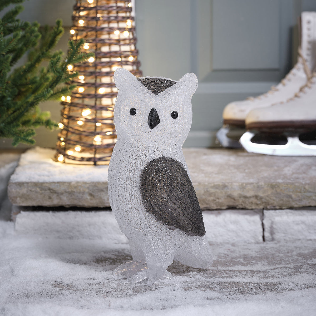 Unbeleuchtete Acryl-Eulenfigur Ollie mit schwarzem Schnabel und Flügel auf Schnee