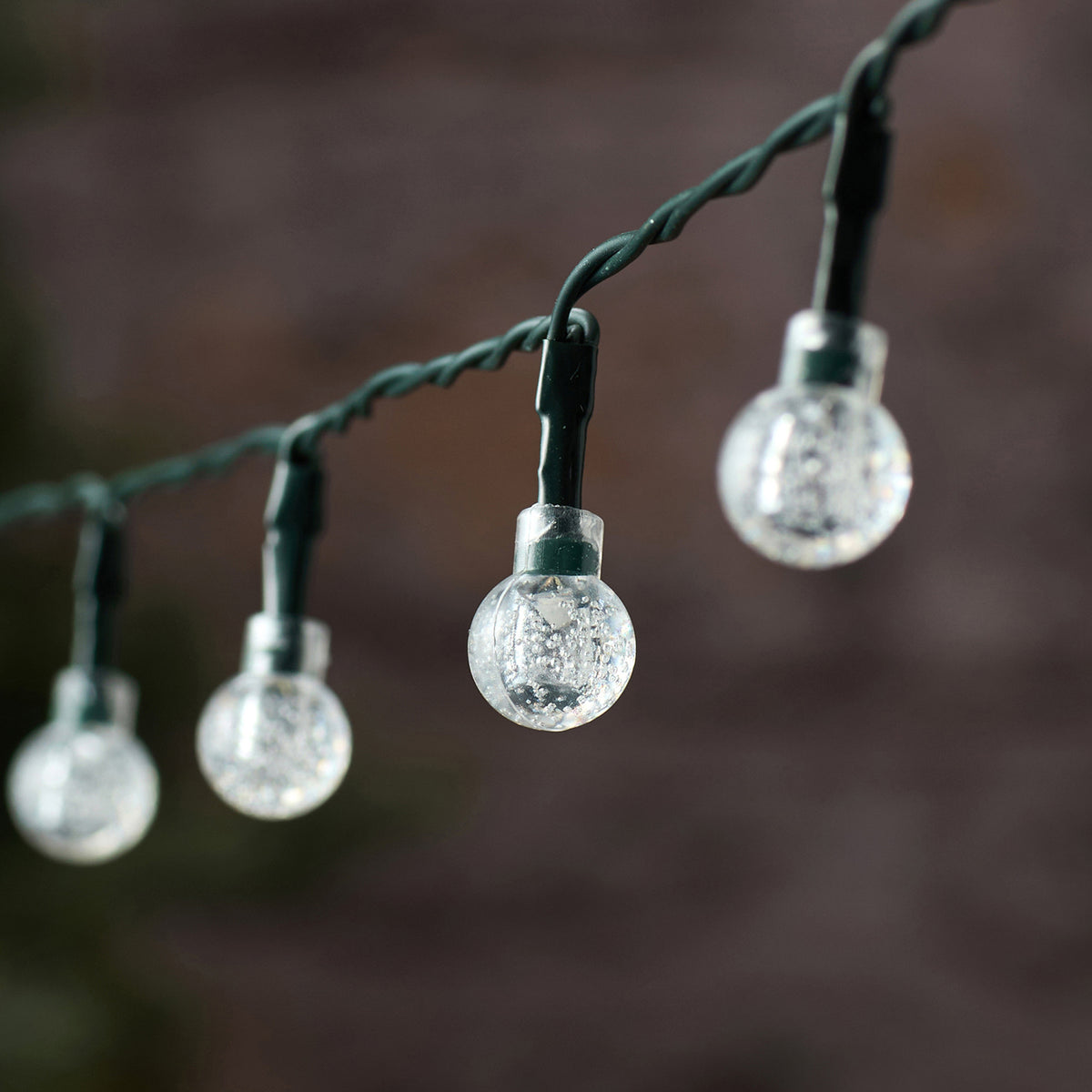 Detailaufnahme der weißen Bubble Ball LED mit sichtbaren Luftbläschen im Inneren