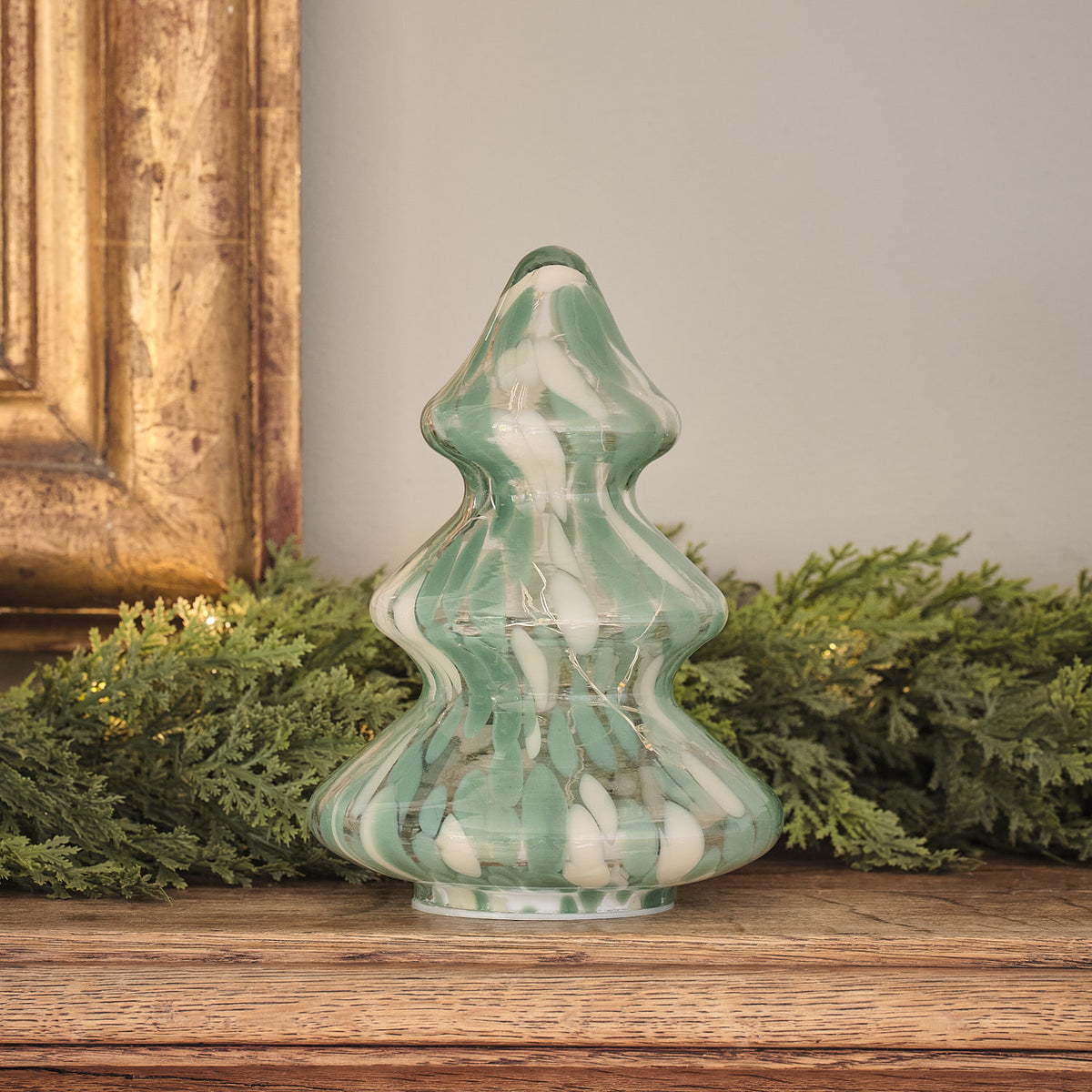 Grüner LED-Deko-Weihnachtsbaum aus Glas mit weiß-grüner Konfettistruktur ohne Beleuchtung
