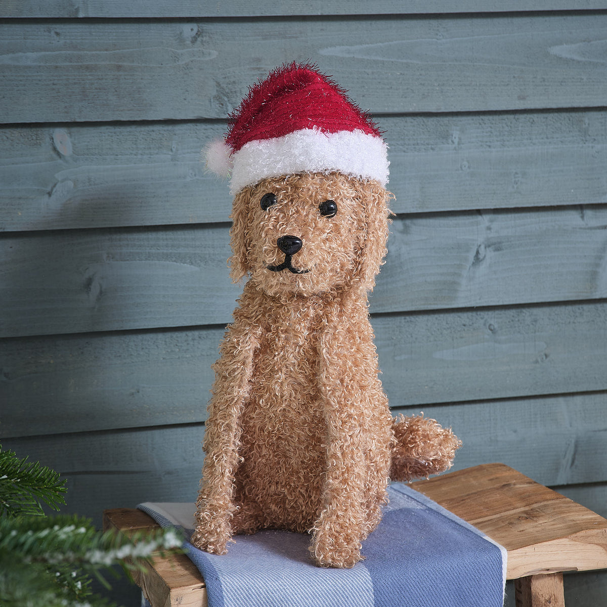 LED-Weihnachtsfigur Labradoodle ohne Beleuchtung mit roter Weihnachtsmütze sitzend
