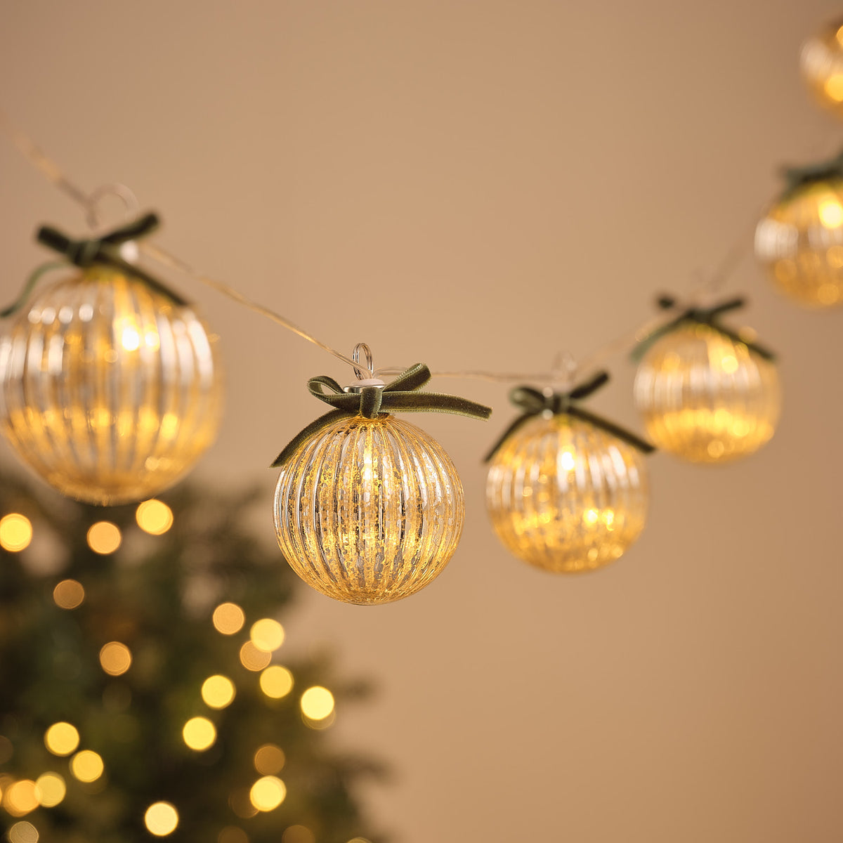 LED-Lichterkette mit zehn warmweißen Glaskugeln und grünen Schleifen im Antik-Look