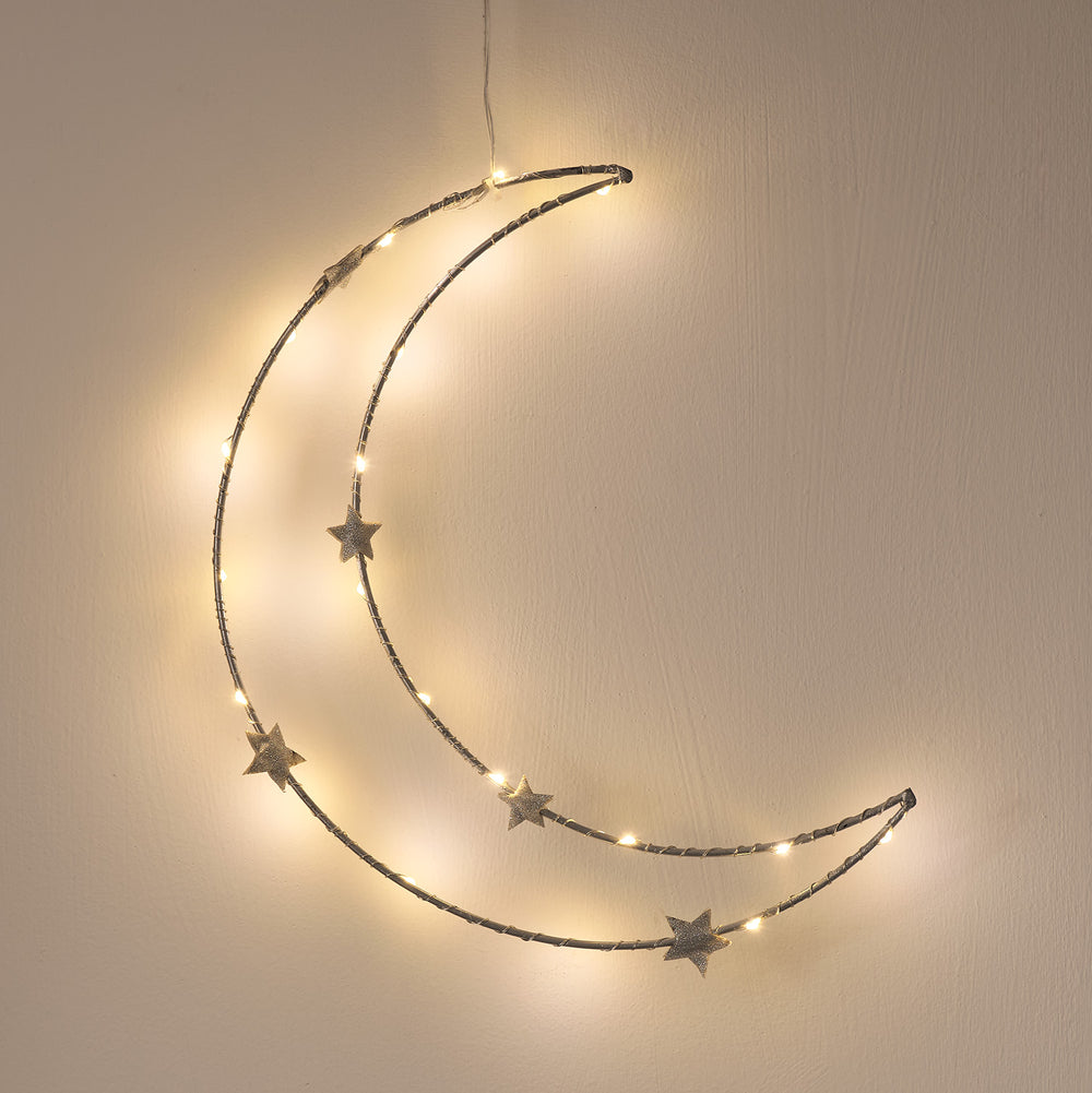 Nahaufnahme des silbernen LED-Halbmonds mit warmweißen Mikro-LEDs und Sternen