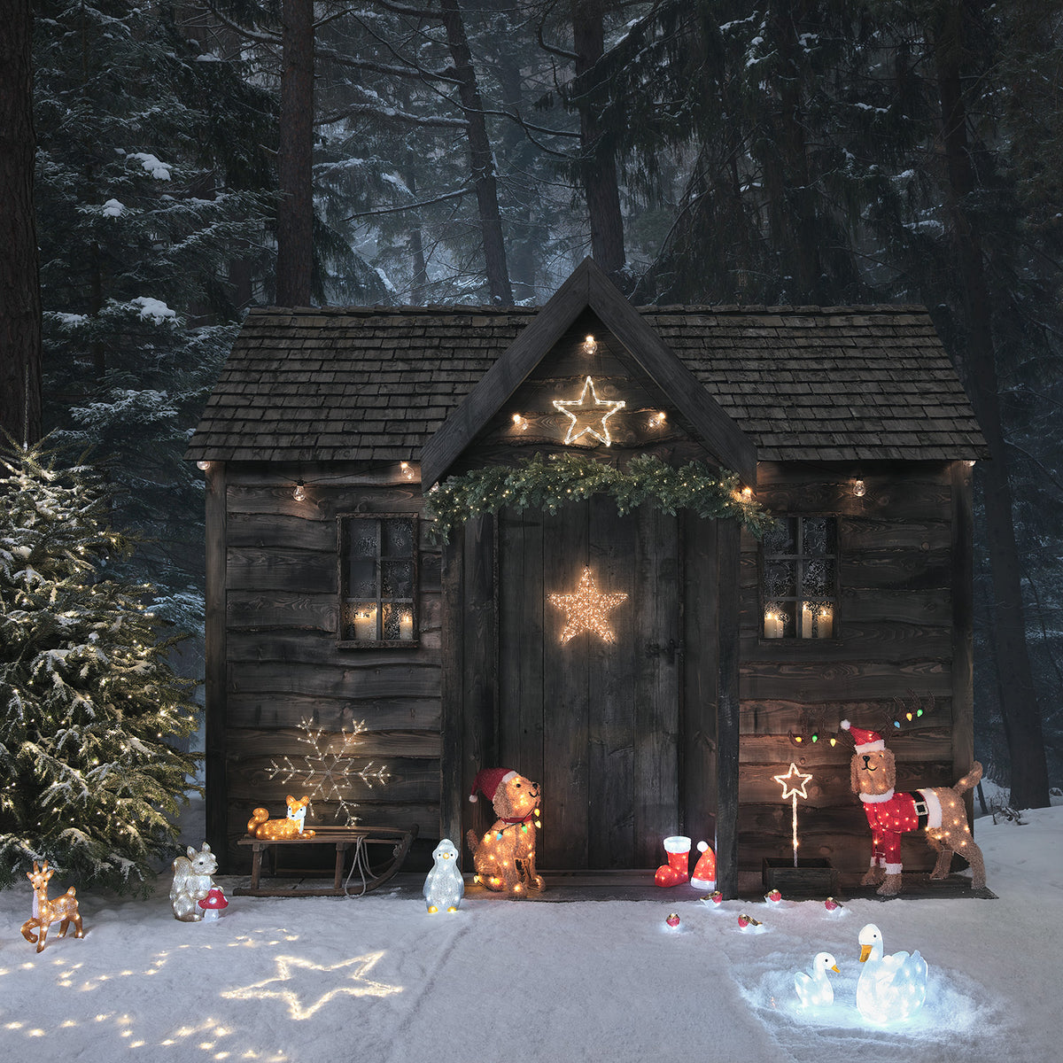 Weihnachtliche Szene mit beleuchteter Holzhütte, Tieren und Hund mit Santa-Kostüm