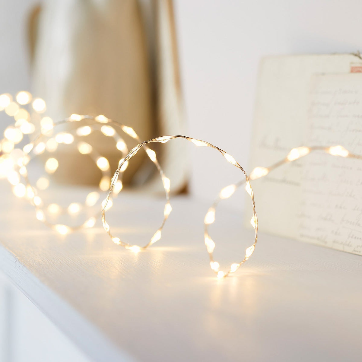 Nahaufnahme einer warmweißen Micro LED Lichterkette auf hellem Untergrund