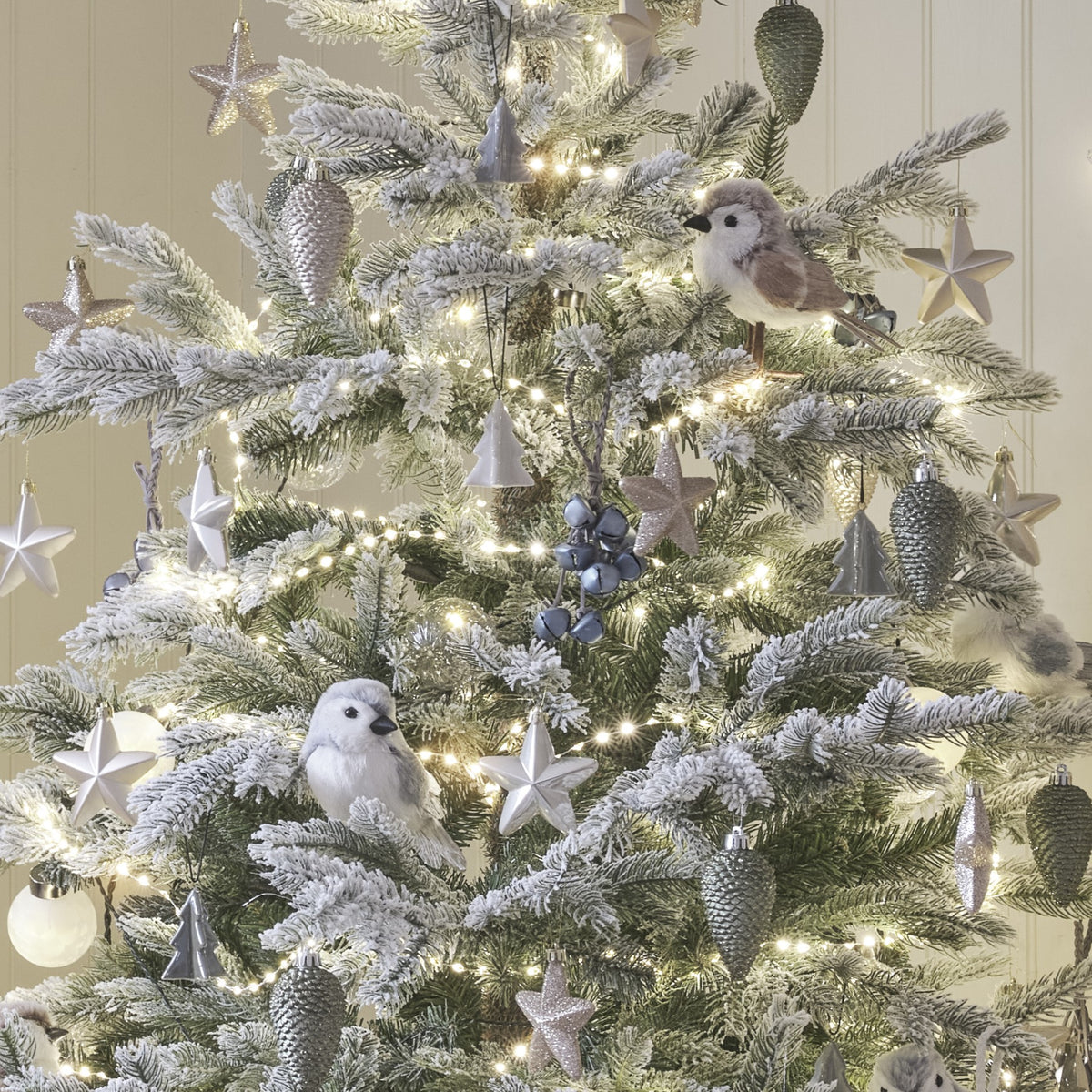 Weihnachtsbaum mit zweifarbiger Micro LED Lichterkette und silbernen Dekoanhängern