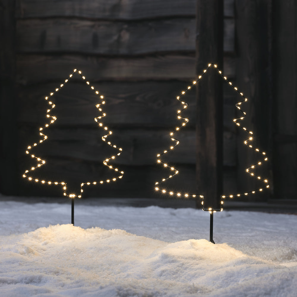 Zwei Micro LED Stableuchten in Form von Weihnachtsbäumen mit warmweißen Lichtern im Schnee