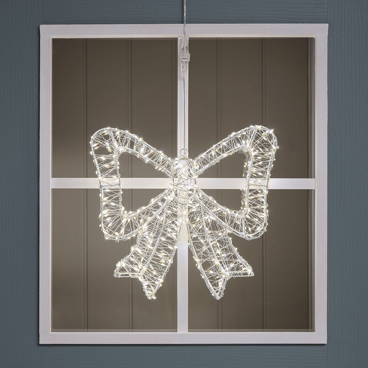 Bicolor LED-Schleife außen in gemischter Lichtfarbe leuchtend an einem Fensterrahmen
