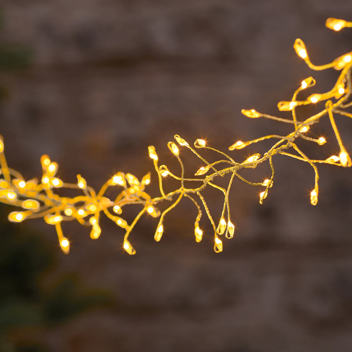 Goldene LED-Cluster-Lichterkette mit warmweißen Mikro-LEDs auf flexiblem Draht