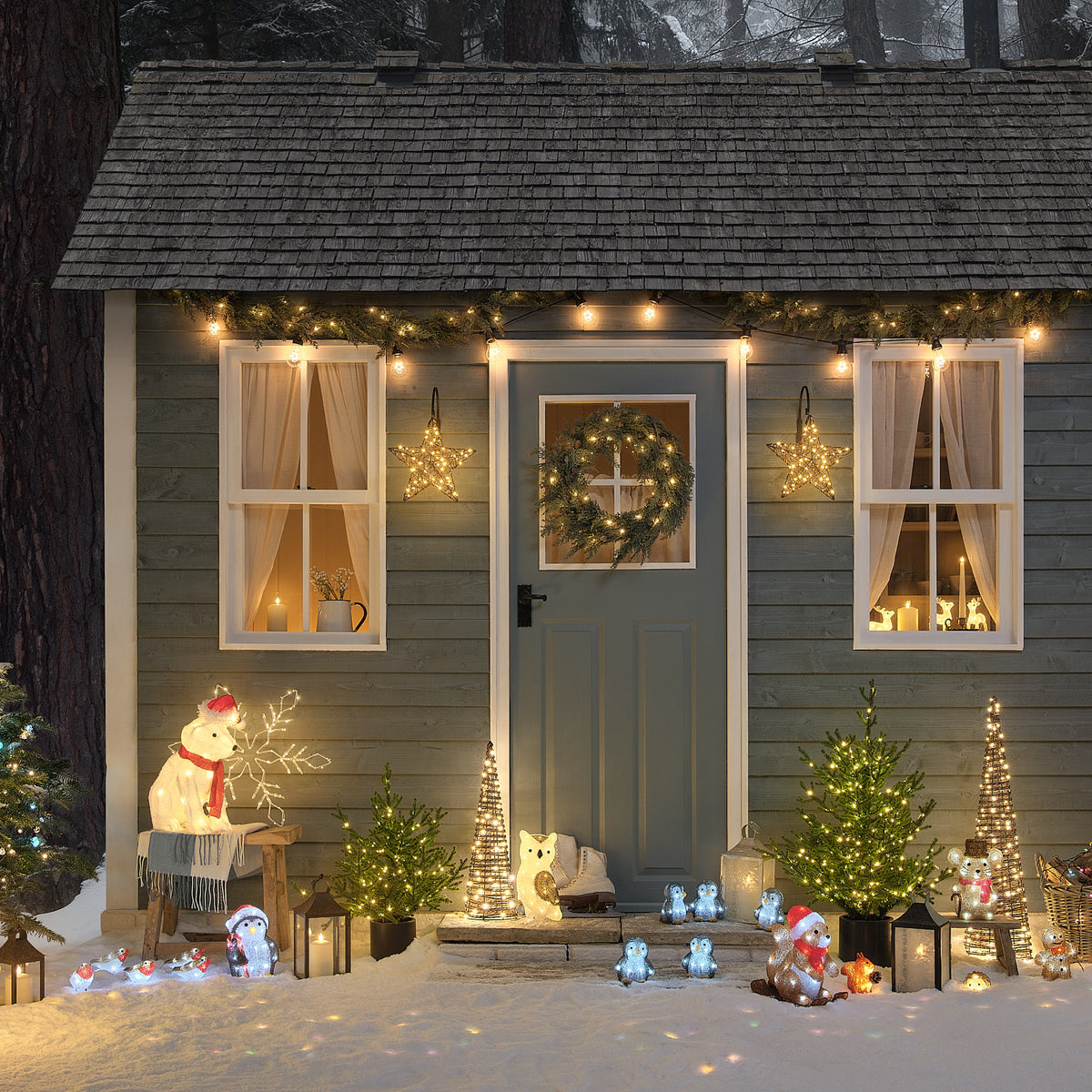 Weihnachtlich dekorierte Haustür mit beleuchteter Eulenfigur Ollie und weiteren Deko-Elementen