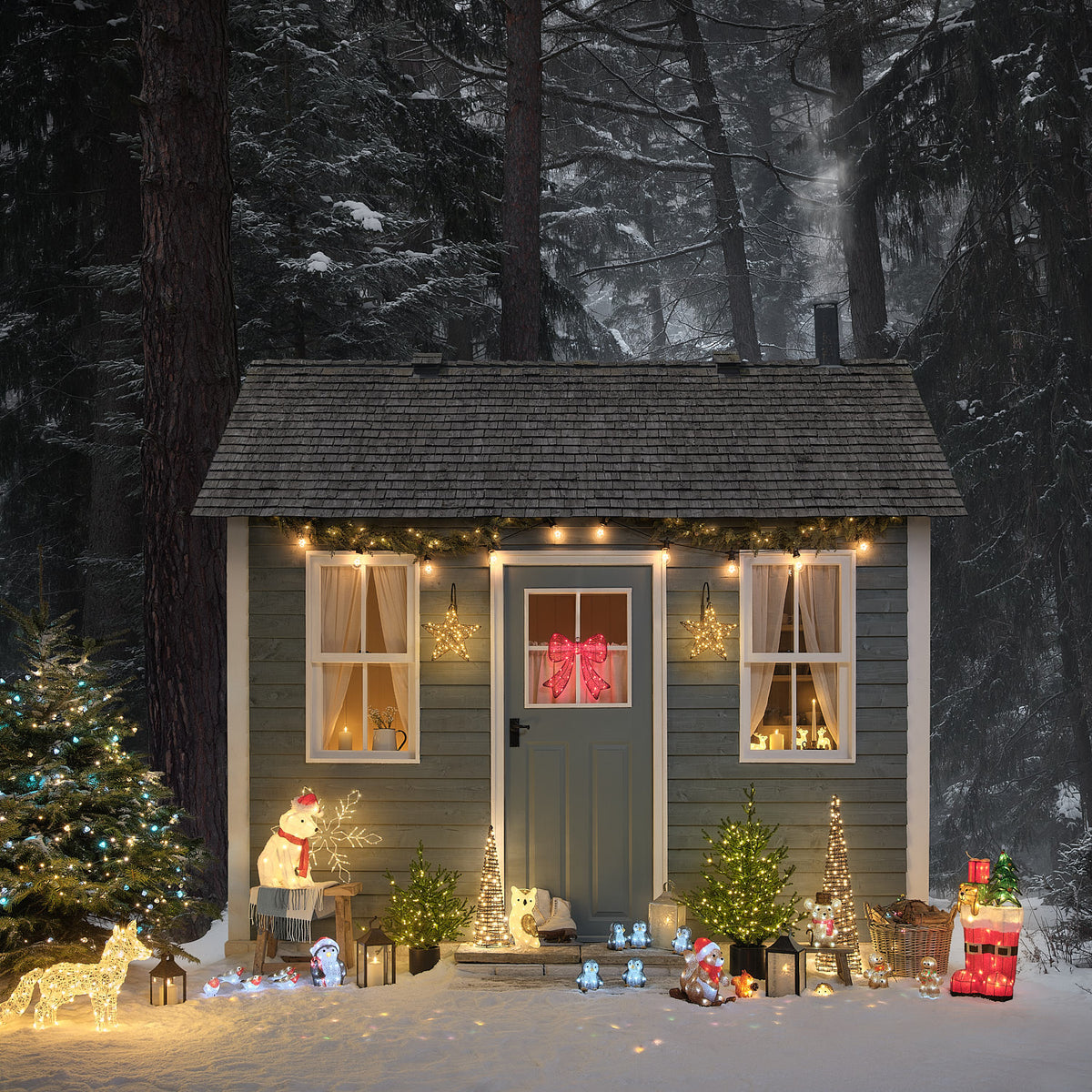 Weihnachtlich dekoriertes Haus mit beleuchteter roter LED-Schleife im Fenster und Lichterketten außen