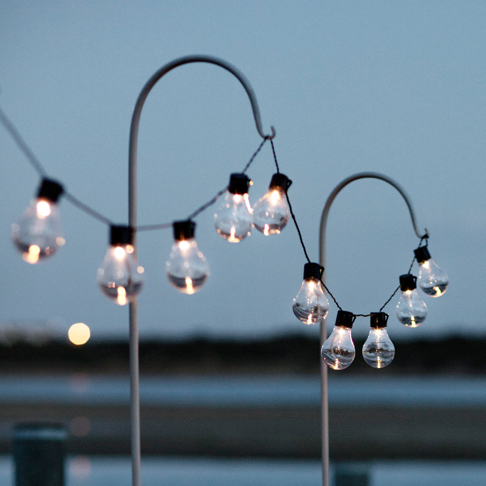 Solarbetriebene Lichterkette mit 10 warmweißen LED-Kugeln an Metallstäben im Außenbereich