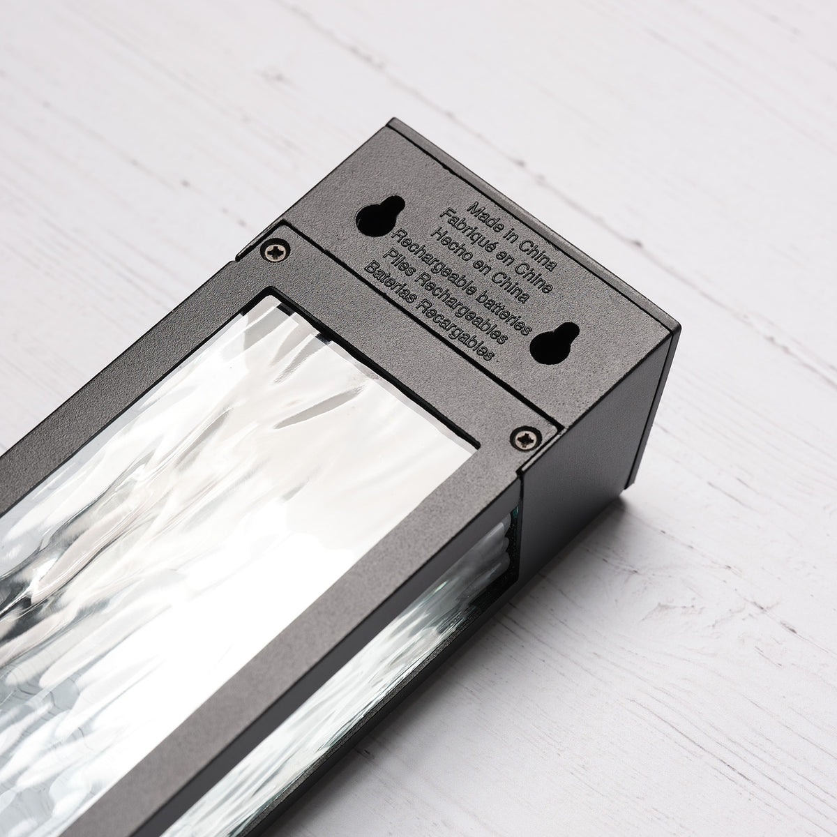 Nahaufnahme der Solar-Wandleuchte mit schwarzem Metallrahmen und Crackle-Glas