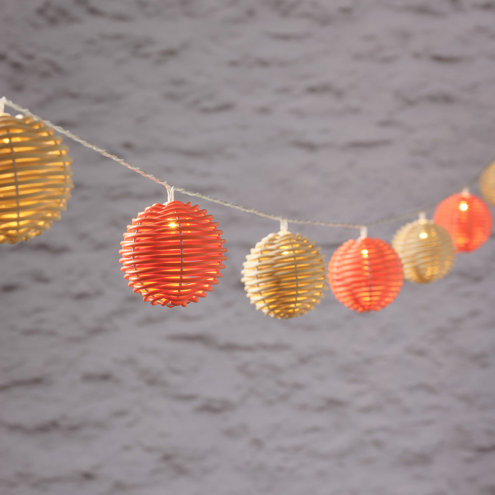 LED Solar Lichterkette mit 10 bunten Rattankugeln in Orange und Beige, beleuchtet