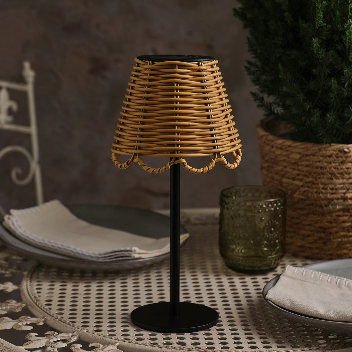 Solar-Tischlampe im Bambus-Look ohne Licht auf Metalltisch mit Serviette und Glas