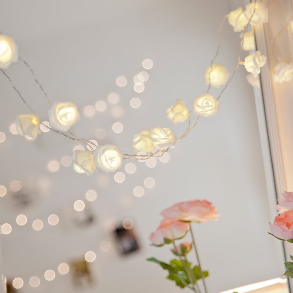 Nahaufnahme der warmweißen LED-Rosenlichterkette mit unscharfem Hintergrund